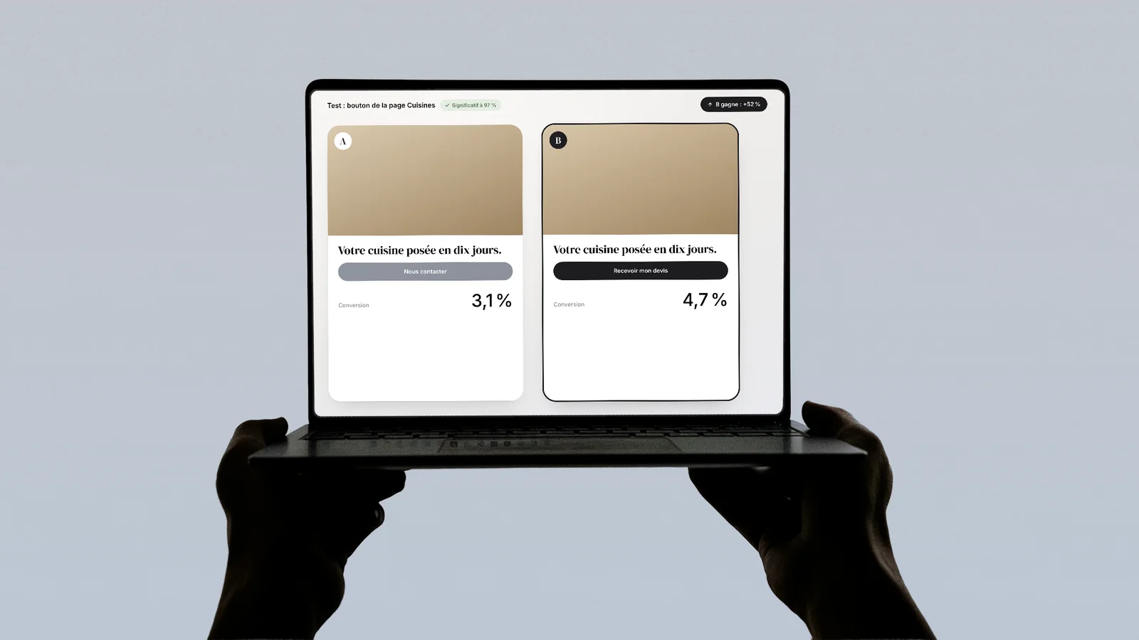 Test A/B de deux versions d'une page sur un ordinateur portable, avec leurs taux de conversion