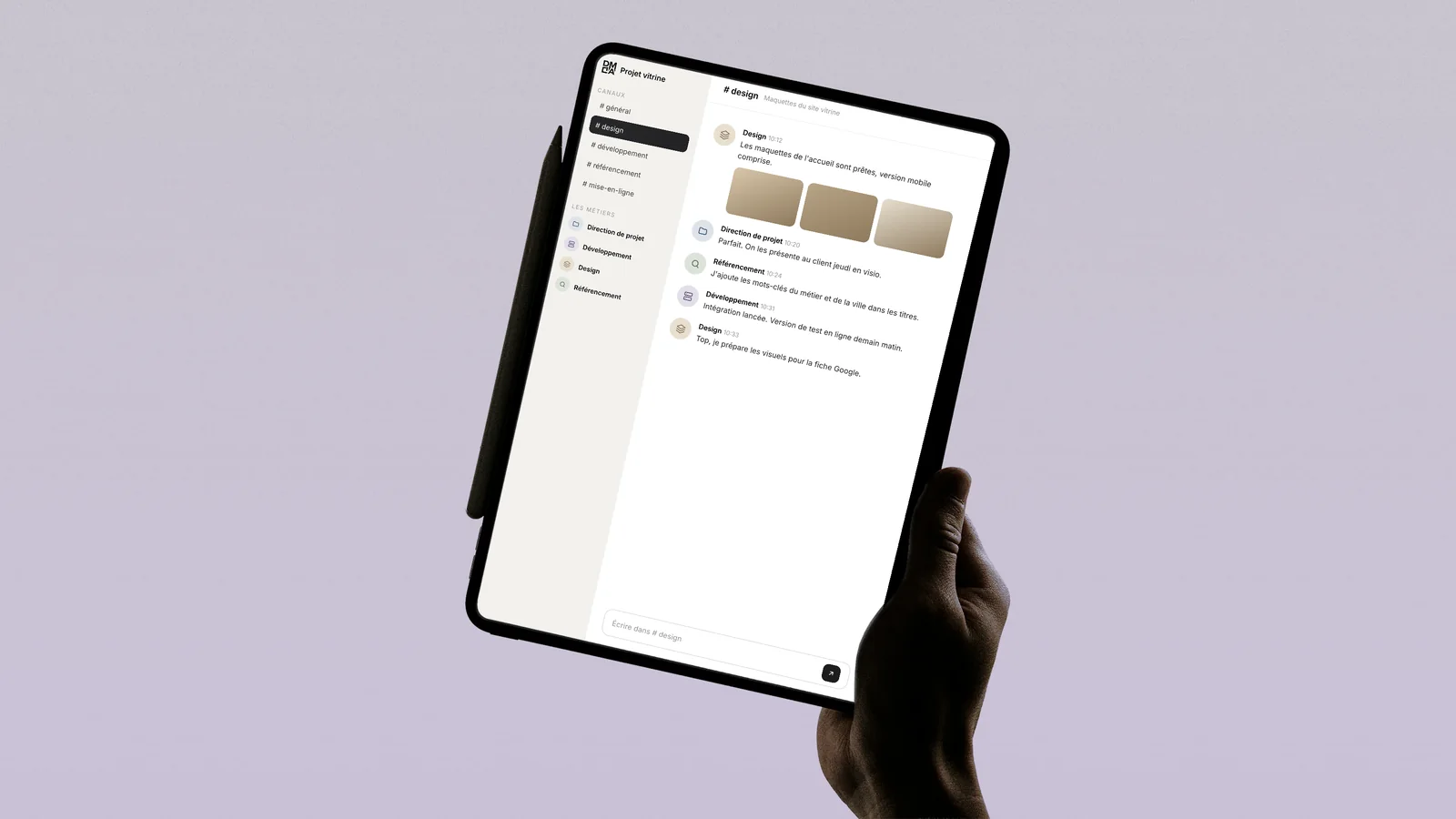 Messagerie d'équipe d'un projet de site sur une tablette, avec plusieurs intervenants