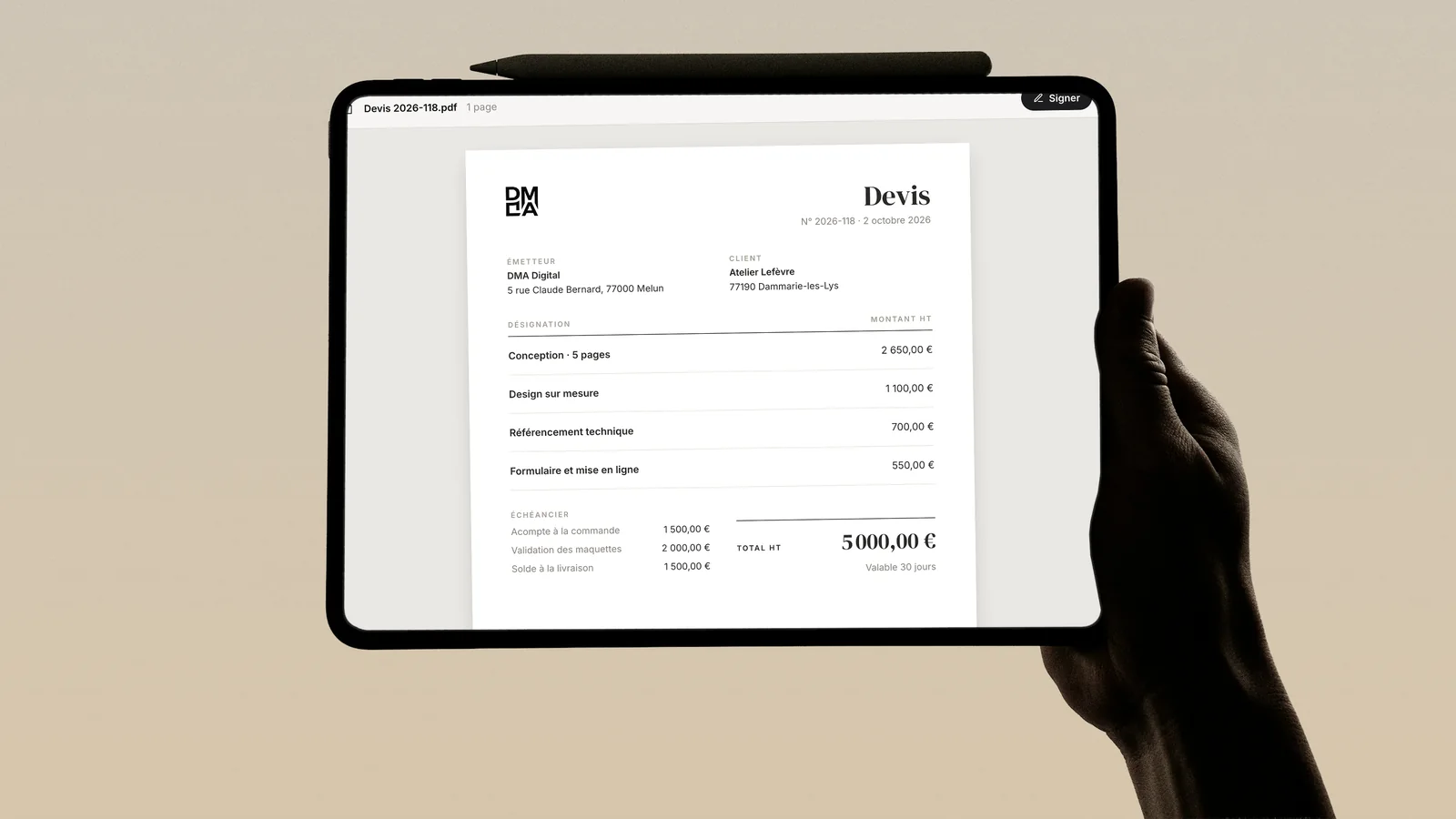 Devis de création de site affiché sur une tablette, quatre postes et un total HT