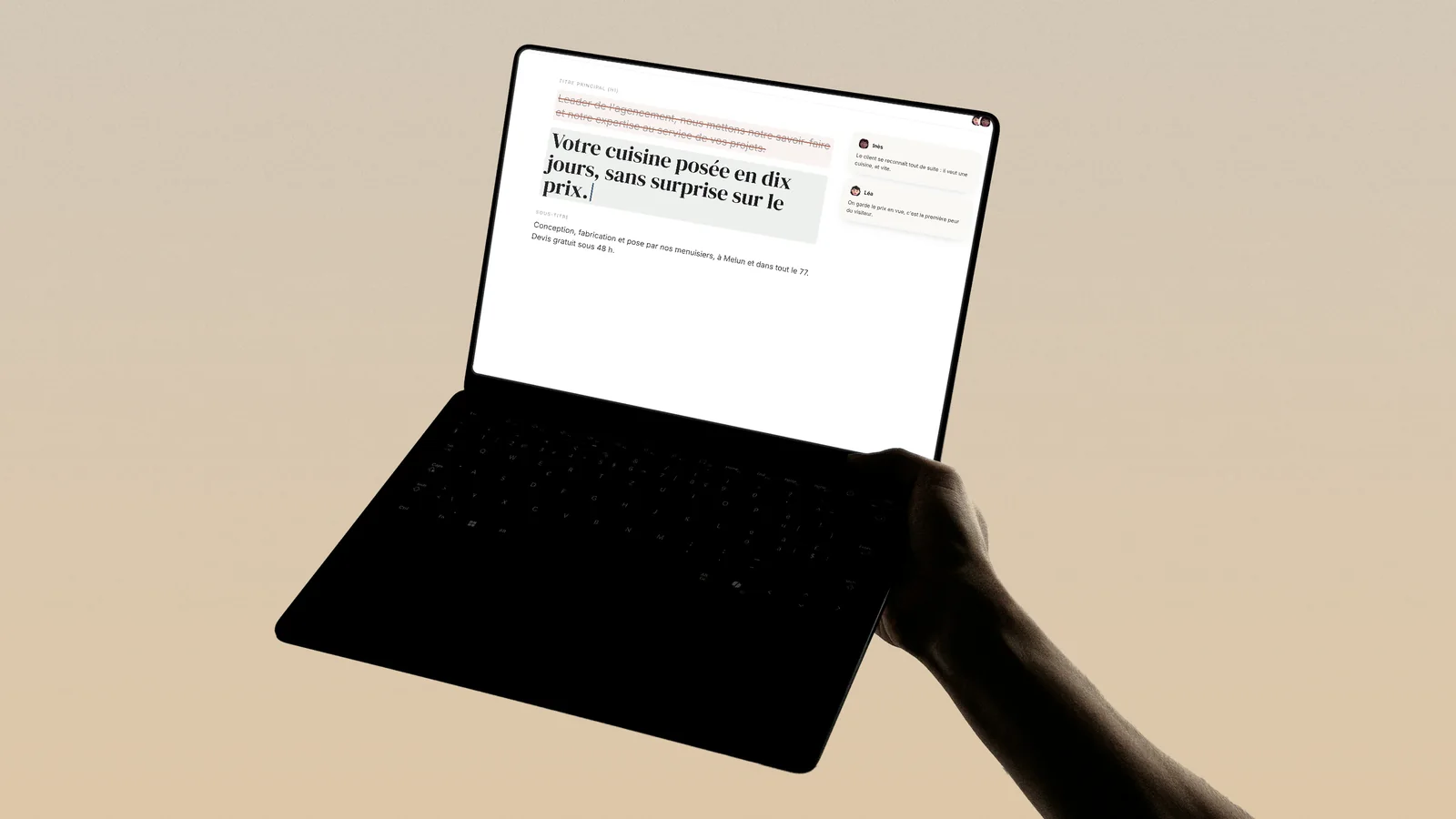Titre de page en cours de réécriture dans un éditeur avec commentaires, sur un ordinateur portable