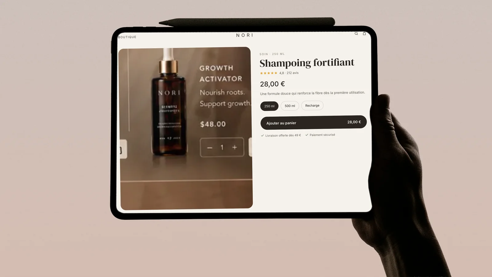 Fiche produit d'une boutique en ligne de soins capillaires sur une tablette, bouton Ajouter au panier