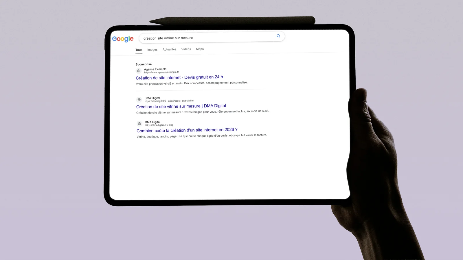 Page de résultats Google sur une tablette : une annonce sponsorisée puis deux résultats naturels