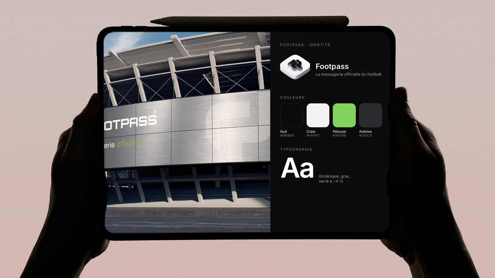 Planche d'identité Footpass sur une tablette : photo de stade, palette de couleurs et typographie