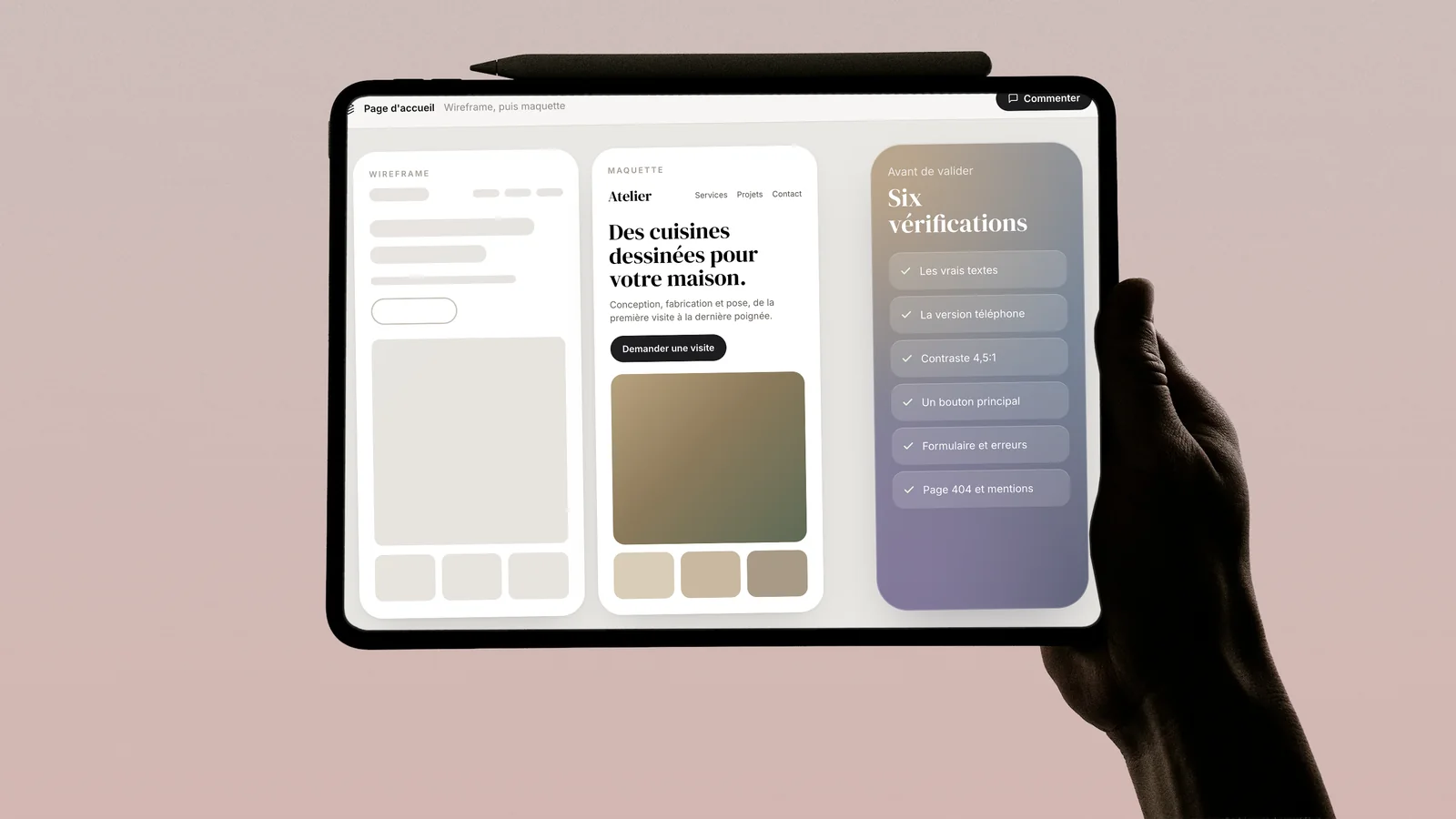 Maquette d'une page de site sur une tablette tenue en main : le wireframe en blocs gris à côté de la maquette finale, et la liste des points à valider