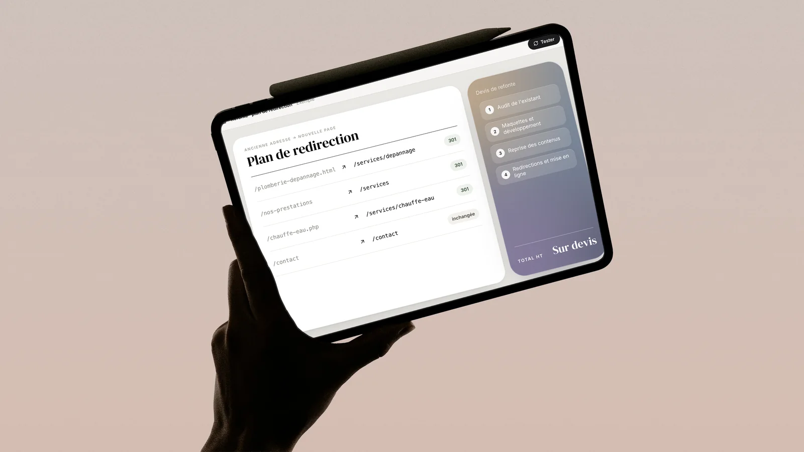 Plan de redirection d'une refonte sur une tablette tenue en main&nbsp;: anciennes adresses, nouvelles pages et les quatre lignes d'un devis de refonte
