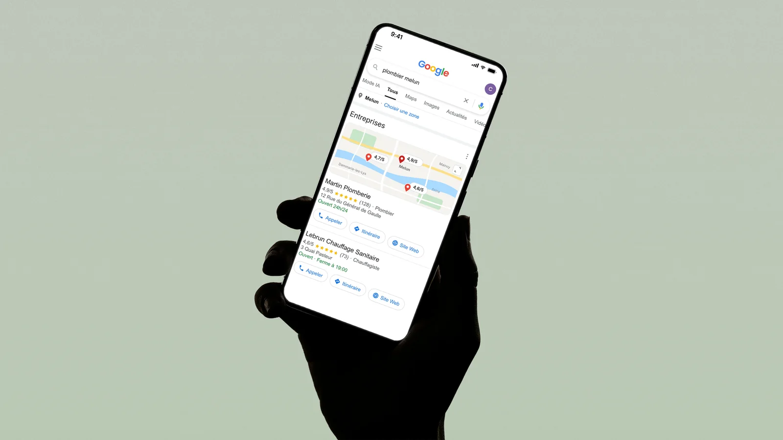 Résultats Google avec carte et deux fiches de plombiers sur un téléphone tenu en main