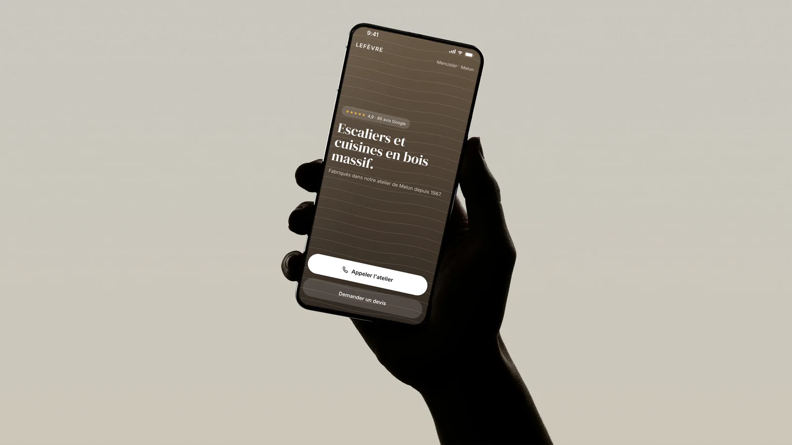 Site d'un atelier de menuiserie sur un téléphone, avec le bouton Appeler l'atelier