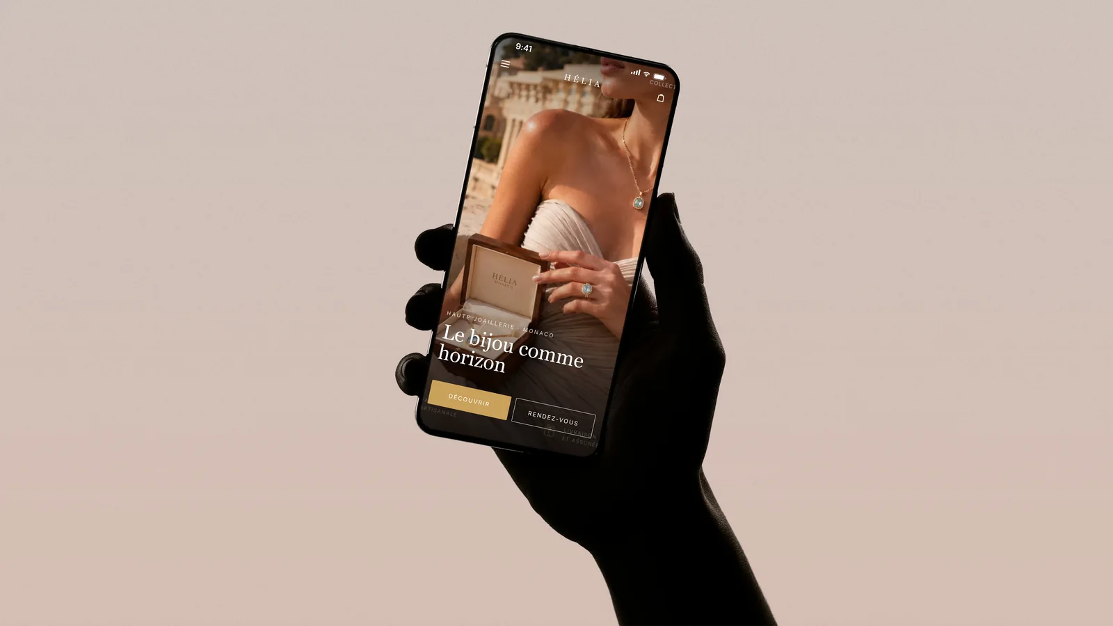 Site d'une maison de joaillerie affiché plein écran sur un téléphone tenu en main