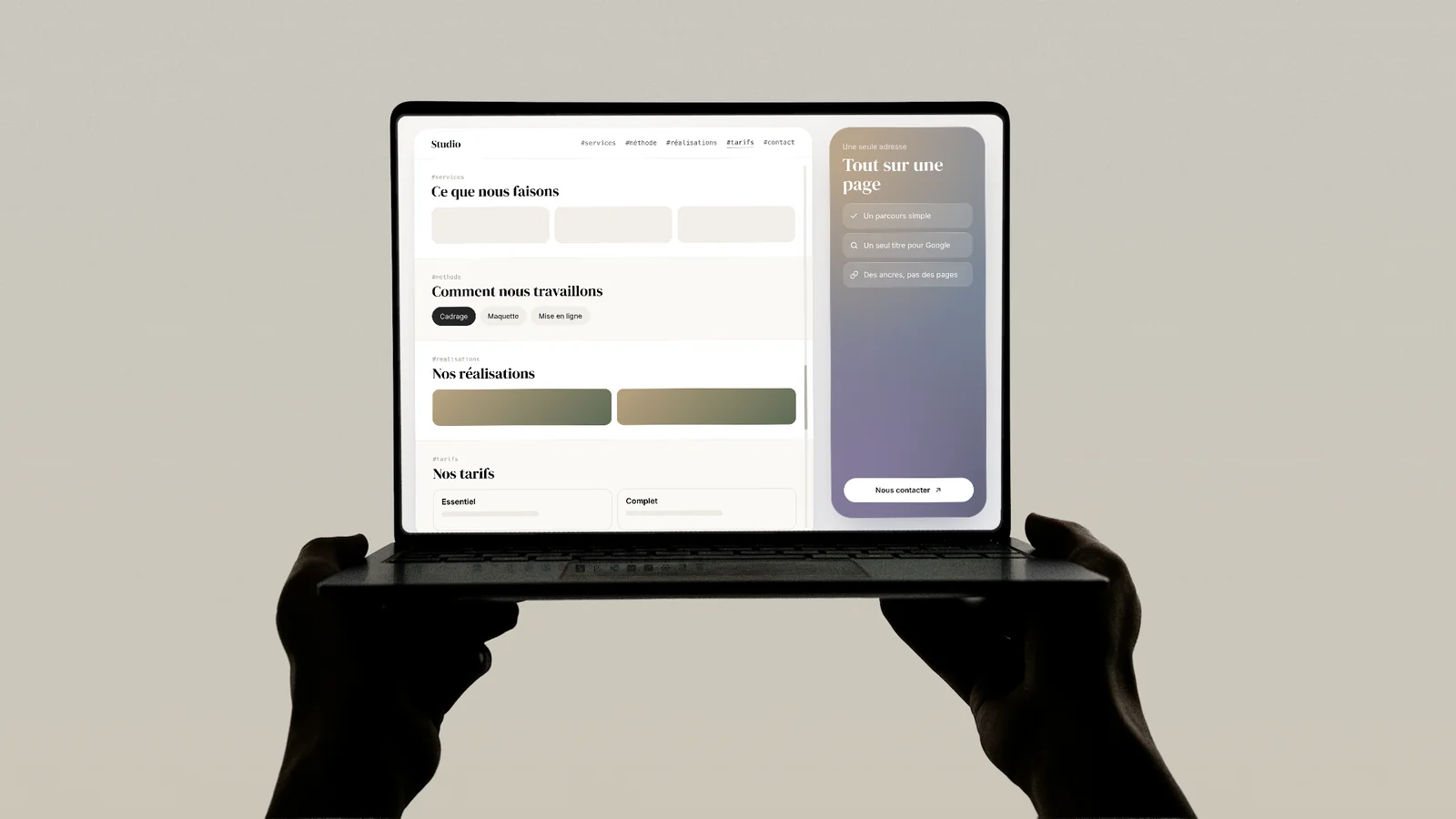 Site d'une seule page sur un ordinateur portable : un menu d'ancres et les sections qui se suivent au défilement, jusqu'au formulaire de contact